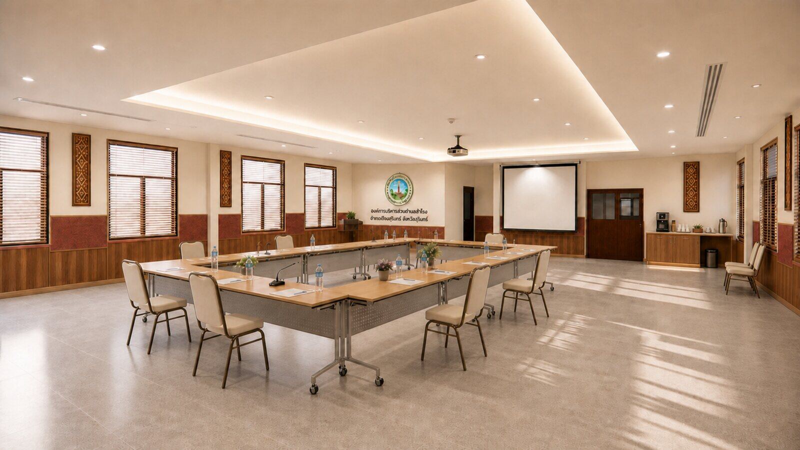 ห้องประชุมสภาองค์การบริหารส่วนตำบลสำโรง จังหวัดสุรินทร์ โต๊ะประชุมและจอนำเสนอ